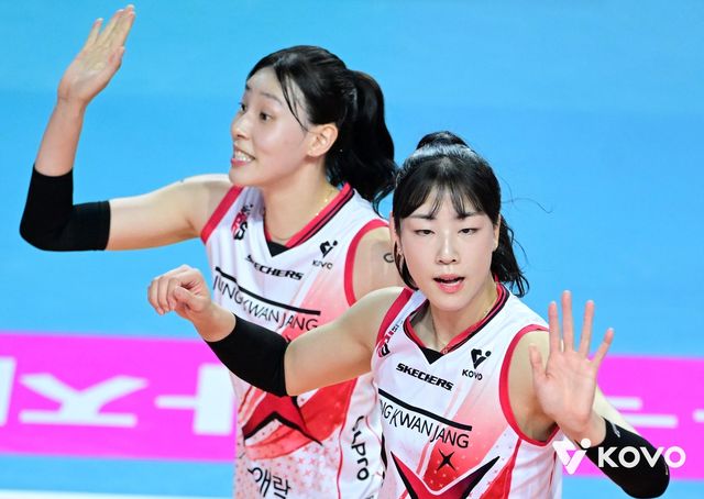 FA로 풀리는 정관장의 정호영(앞)과 이선우