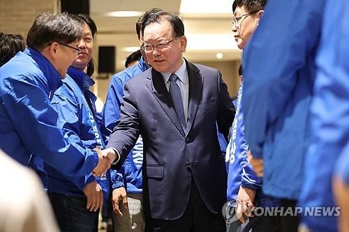 대구지역 예비 후보들과 인사하는 김부겸 시장 후보