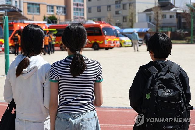 늑대 탈출에 안전조치 강화하는 초등학교