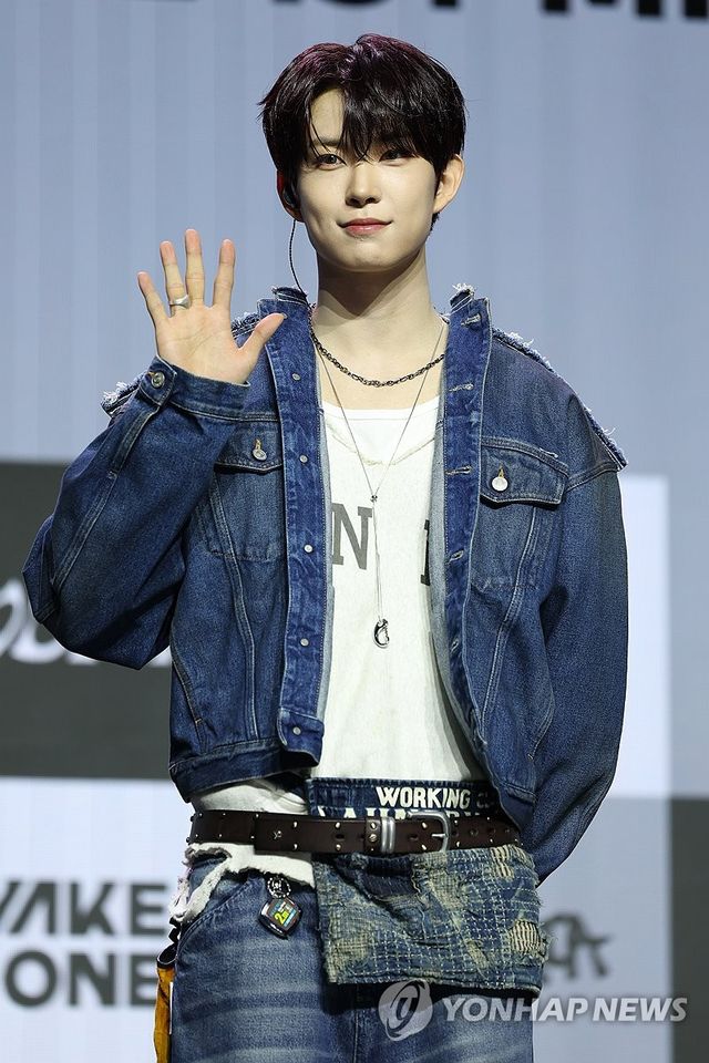 포즈 취하는 알파드라이브원 건우