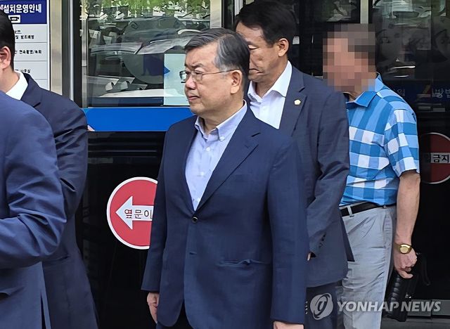 1심 첫 공판 후 법정 나오는 박일호 전 밀양시장