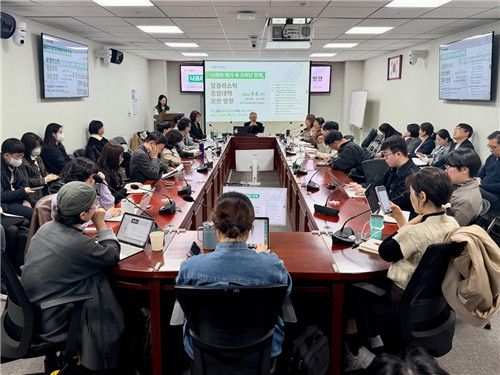 국제환경단체 그린피스, 녹색연합, 환경운동연합 등은 8일 오전 국회의원회관에서 '나프타 위기 속 드러난 한계, 탈플라스틱 종압대책 보완 방향'에 대한 토론회를 열었다. [그린피스 제공]