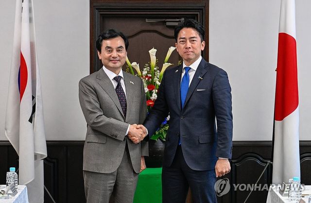 악수하는 안규백 장관과 고이즈미 방위상