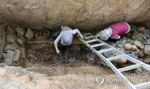 2017년 당시 임당동·조영동 고분군에서 발굴작업 중인 관계자들 모습