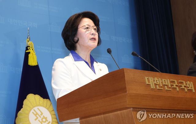 기자회견 하는 추미애