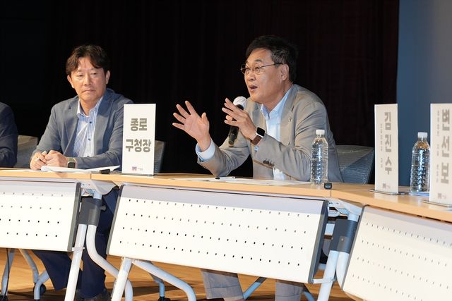 작년 9월 '종로 미래도시 공감토크쇼'에서 발언하는 정문헌 구청장