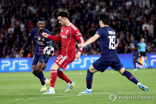 리버풀과 경기하는 PSG 이강인(오른쪽).