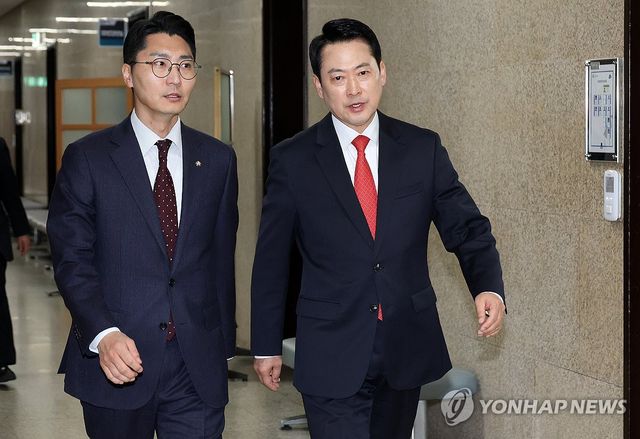 대화하는 장동혁 대표·박준태 비서실장