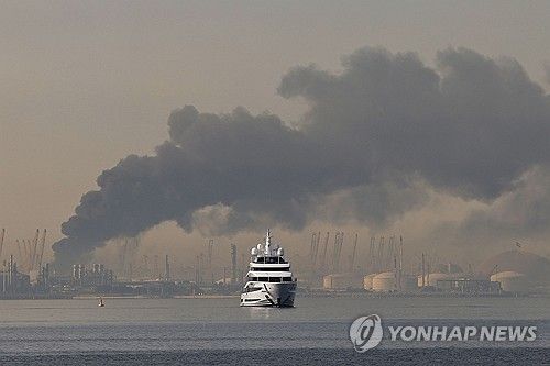 두바이에 대한 이란의 공격으로 제벨 알리 항구에서 연기가 치솟고 있다.