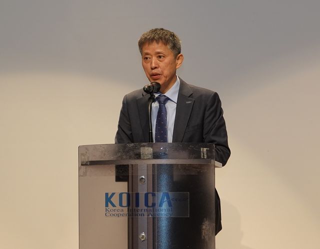 '2026년 리턴프로그램 약정체결식'서 개회사하는 정윤길 글로벌인재사업본부장