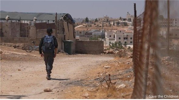 폭력 위협 속에서 학교로 향하는 서안지구의 한 아동