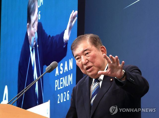 질문에 답하는 이시바 전 총리