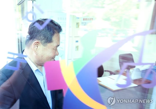 1심 선고공판 출석하는 신경호 강원교육감