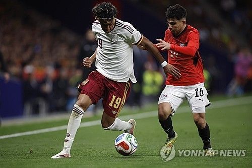 이집트와 친선경기에서 돌파를 시도하는 스페인 라민 야말(왼쪽)