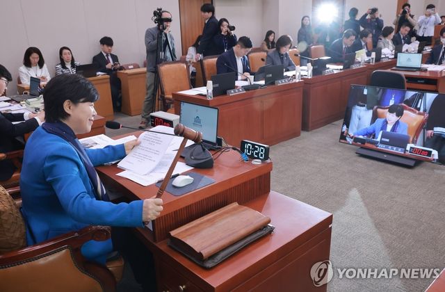 법안 상정하는 서영교 법사위원장