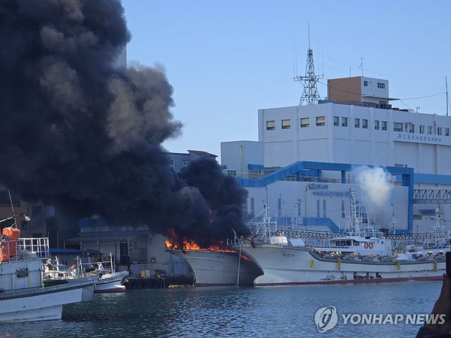 강릉 주문진 선박 화재…진화 중