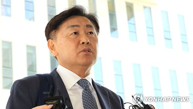 법원 출석하며 질문에 답하는 김관영 지사