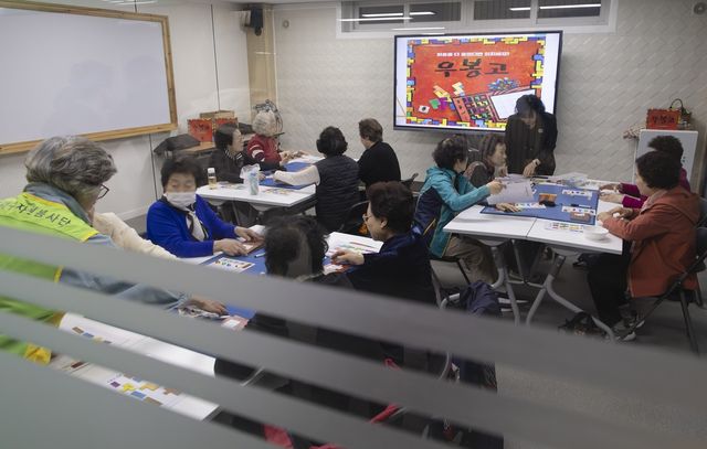 중리돌봄건강학교에서 보드게임 하는 어르신들