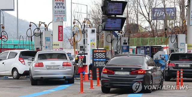 주유 위해 늘어선 차량들