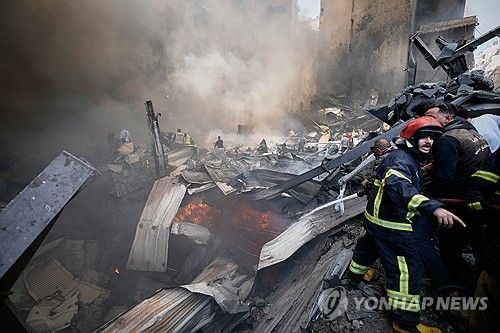 8일(현지시간) 레바논 수도 베이루트의 한 아파트 건물 공습 현장