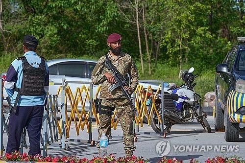 파키스탄 이슬라마바드 외교부 청사 인근서 총 든 육군 특수부대원