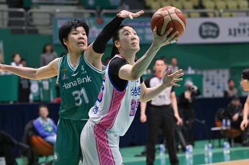 여자농구 하나은행과 삼성생명의 경기 장면