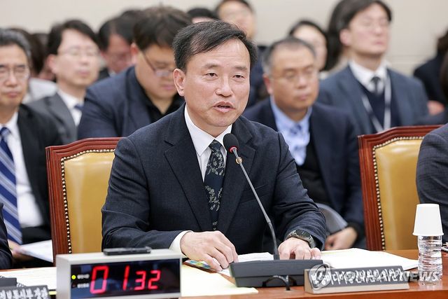 질의에 답하는 김종철 방미통위 위원장