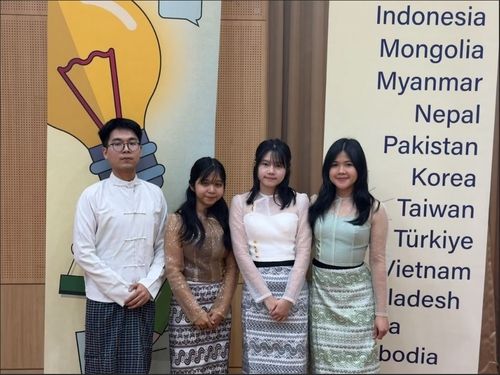 미얀마 전통복장한 미얀마 유학생팀