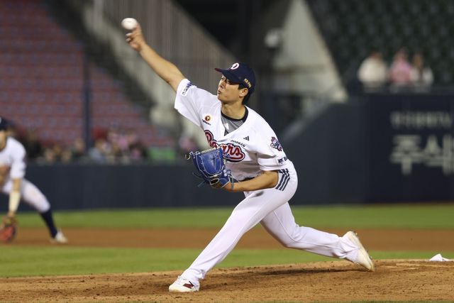 8일 키움 히어로즈전에 선발 등판한 두산 베어스 우완 최민석