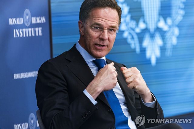 로널드레이건재단서 대담하는 뤼터 사무총장