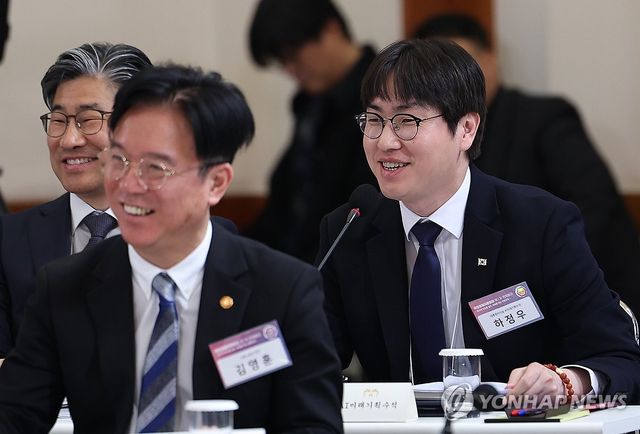 이재명 대통령 질문에 답하는 하정우 수석