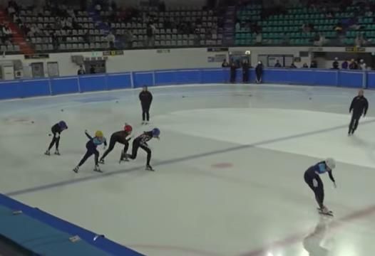 여유 있게 결승선 통과하는 최민정(맨 오른쪽)