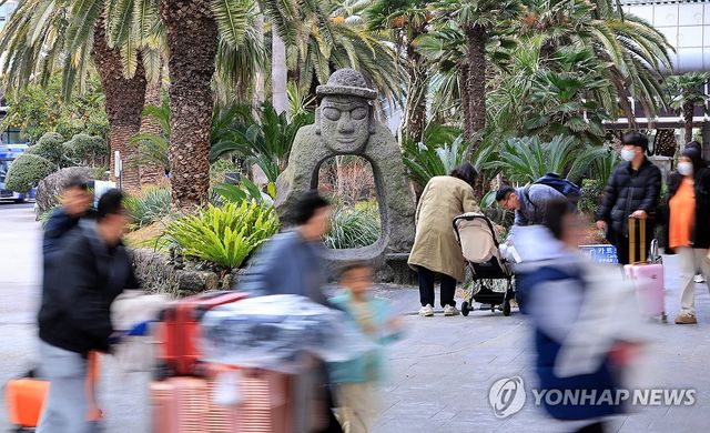 관광객으로 북적이는 제주공항