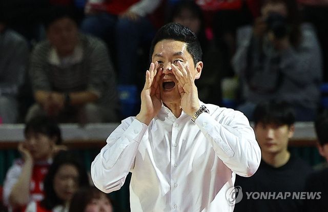 작전 지시하는 전희철 감독