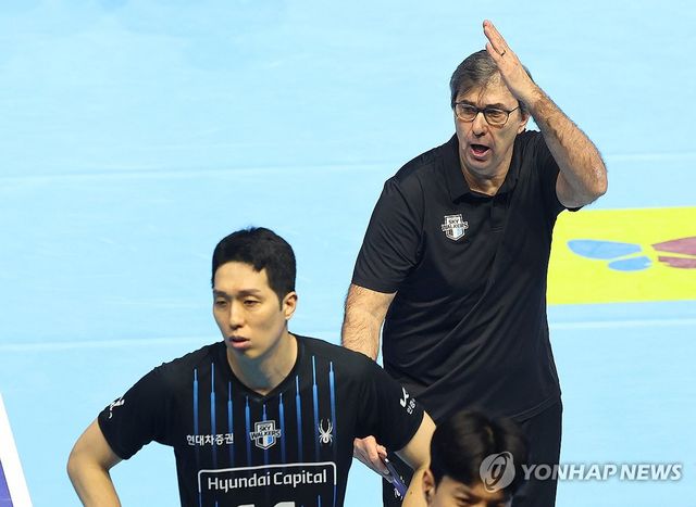 비디오 판독 항의하는 현대캐피탈 블랑 감독