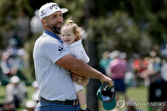 딸과 함께 마스터스 파3 대회에 나온 람(왼쪽)