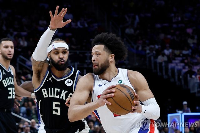 골밑 돌파하는 케이드 커닝햄