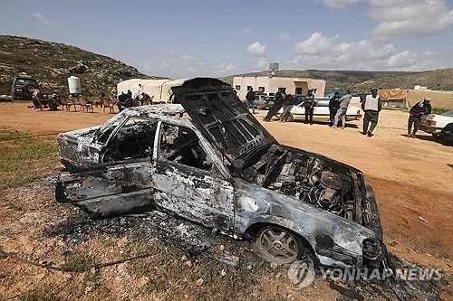 유대인 정착촌 주민들의 방화로 불에탄 팔레스타인 주민의 차량