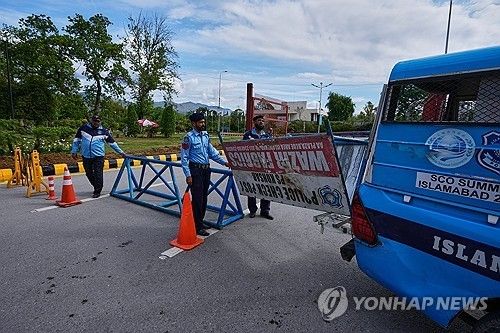 파키스탄 이슬라마바드 외교부 청사서 바리케이드 치는 경찰관들
