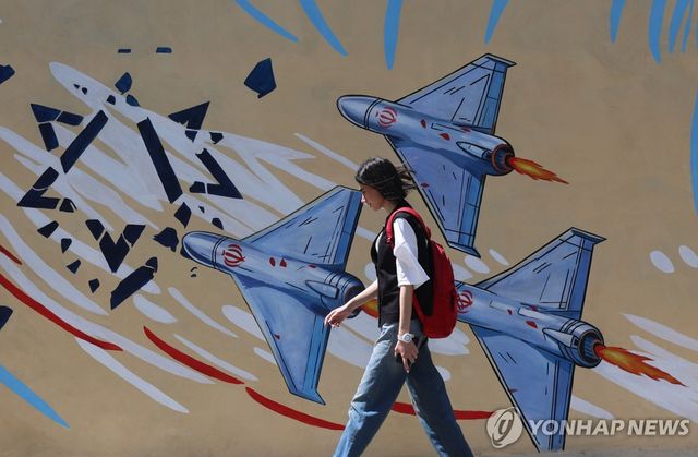 이란 드론의 활약을 묘사한 테헤란 시내 벽화