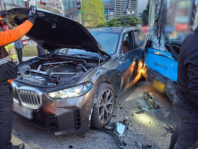 시내버스와 충돌한 승용차