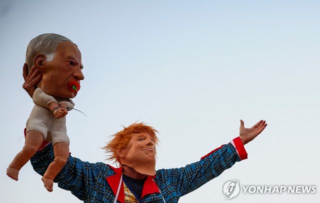 이스라엘 반정부 시위에서 시위대가 도널드 트럼프 미국 대통령 가면을 쓰고 베냐민 네타냐후 이스라엘 총리 인형을 들고 있는 모습. 