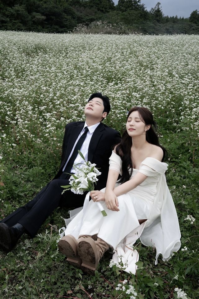 가수 피아노맨(좌)과 예비 신부