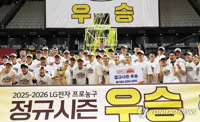 트로피 들고 기뻐하는 창원 LG 선수들