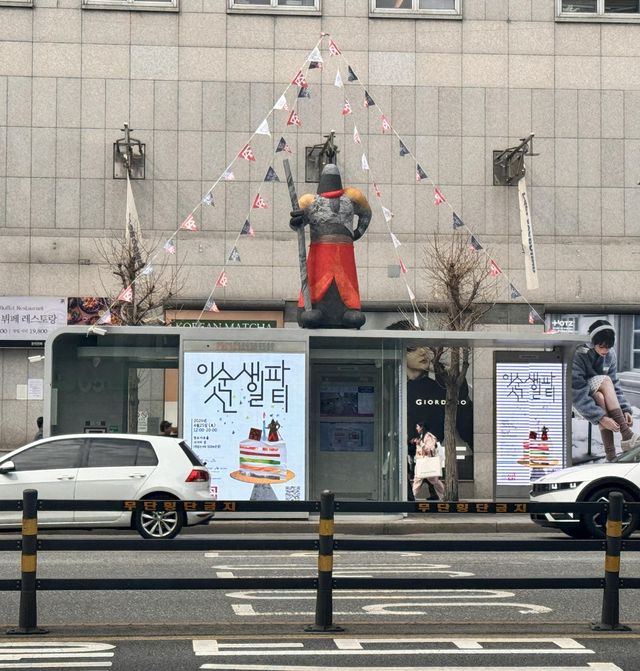 명동역 5번출구 스마트쉼터에 조성된 이순신 축제 홍보물과 벌룬