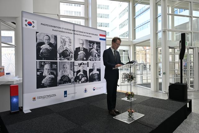 8일 네덜란드 헤이그 시청에서 열린 한국전 참전용사 영상인터뷰와 사진 전시회 개막식에서 인사말을 하는 홍석인 주네덜란드 대사 [주네덜란드 한국대사관 제공. 재판매 및 DB 금지] 