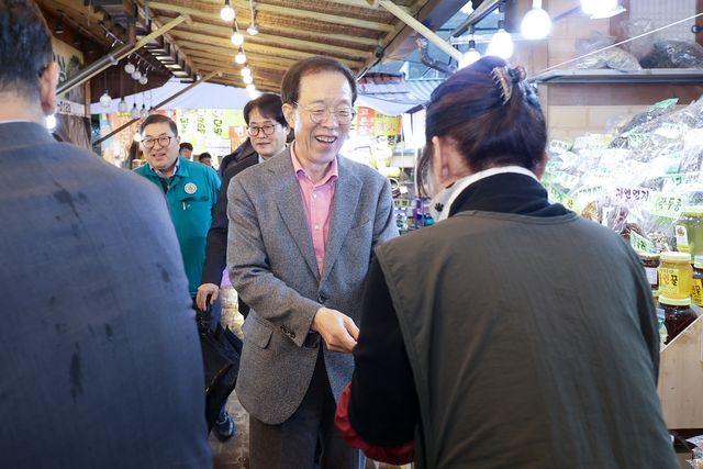 이석연 통합위원장, '영호남 화합 상징' 화개장터 방문