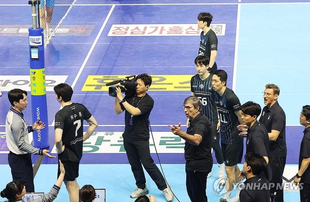 경기 종료 후 비디오 판독 항의하는 현대캐피탈 블랑 감독