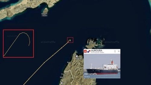 호르무즈 해협 출구 쪽에서 항로 변경하는 유조선