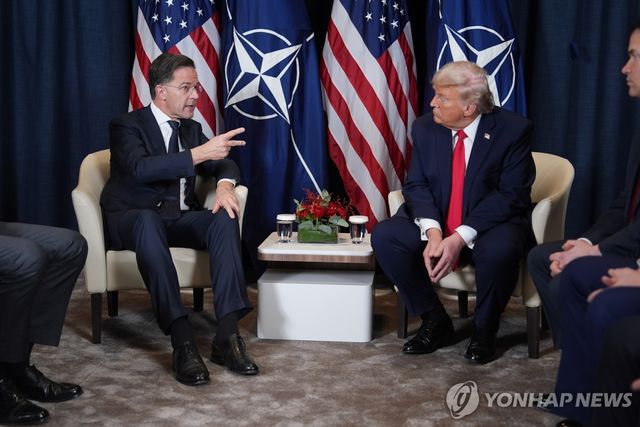 마르크 뤼터 나토 사무총장(왼쪽)과 도널드 트럼프 미국 대통령
